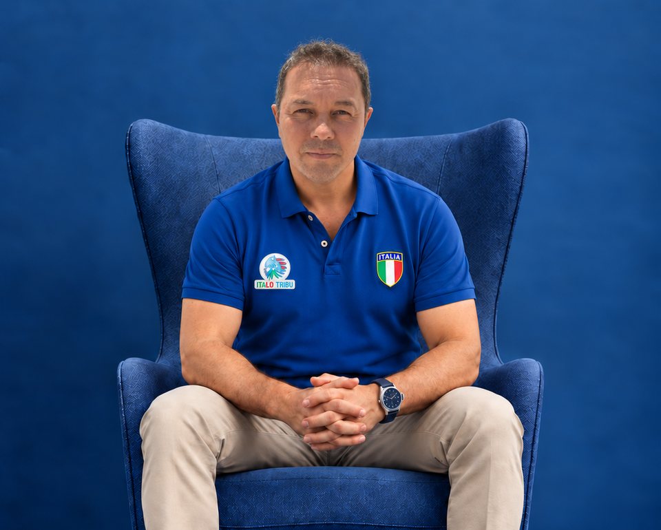 Claudio Arn, asesor en ciudadanía italiana, sentado en un sillón azul